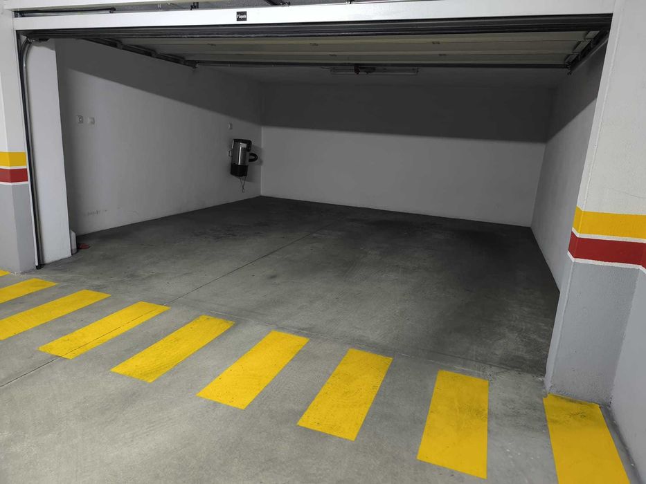 Alugo garagem para 2 carros grandes  Urbanização da Vila Chã Amadora.