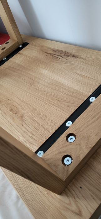 Dębowy stolik kawowy ,lity , trapezowe nogi , sęki