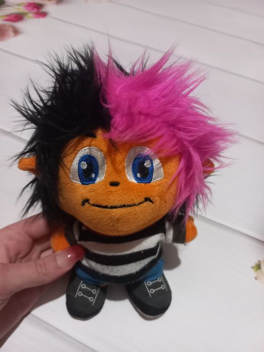 Іграшковий чоловічок з різно кольоровим волоссям