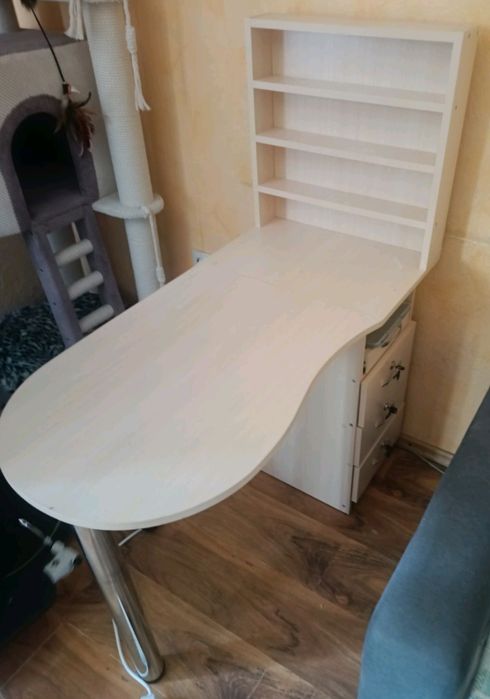 Манікюрний стіл.