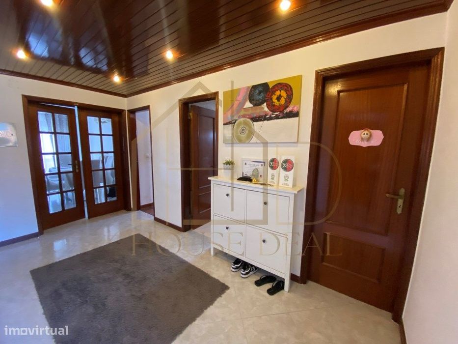 Apartamento T3 com áreas generosas no Centro da Moita