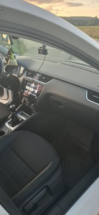 samochód osobowy marki skoda octawia