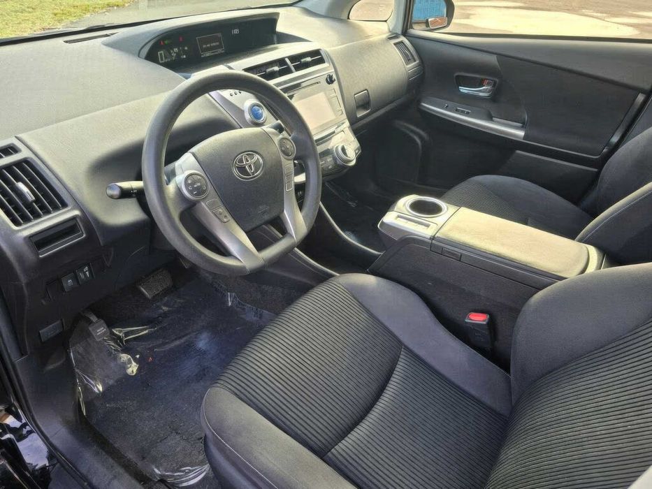 Toyota Prius v      2016