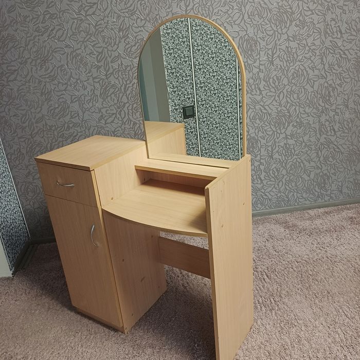 Трюмо,туалетний стіл