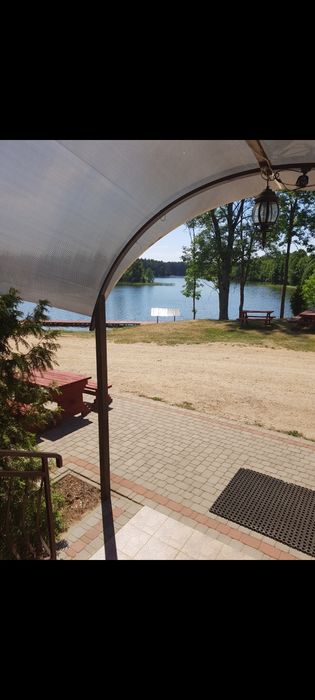 Wolne pokoje nad jeziorem. Rezerwacje lato 2026