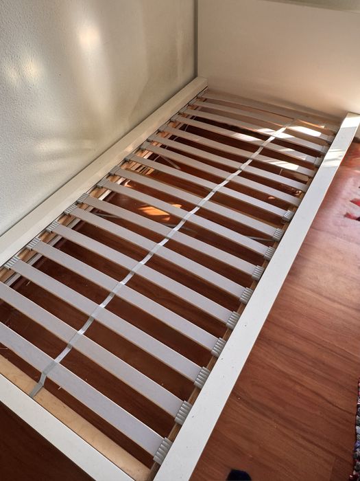 Cama solteiro IKEA branca  + estrado + colchão