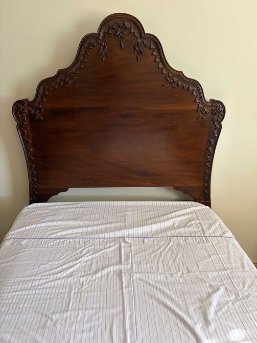 cama solteiro e cadeira Antiga Estilo Luís XV / D. João V em Madeira Maciça