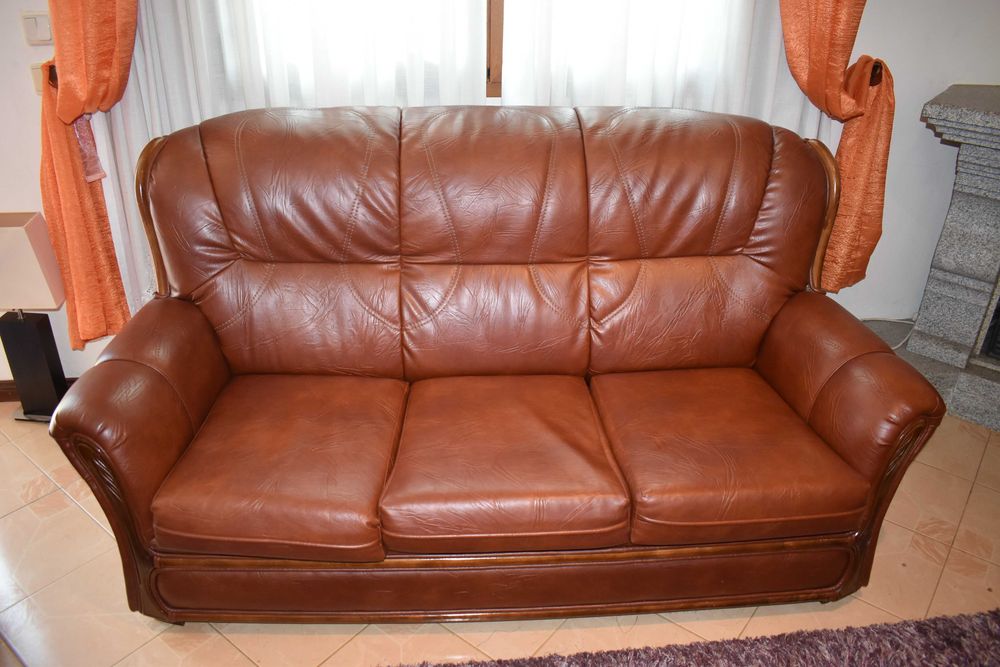 Sofá-cama em coiro e madeira