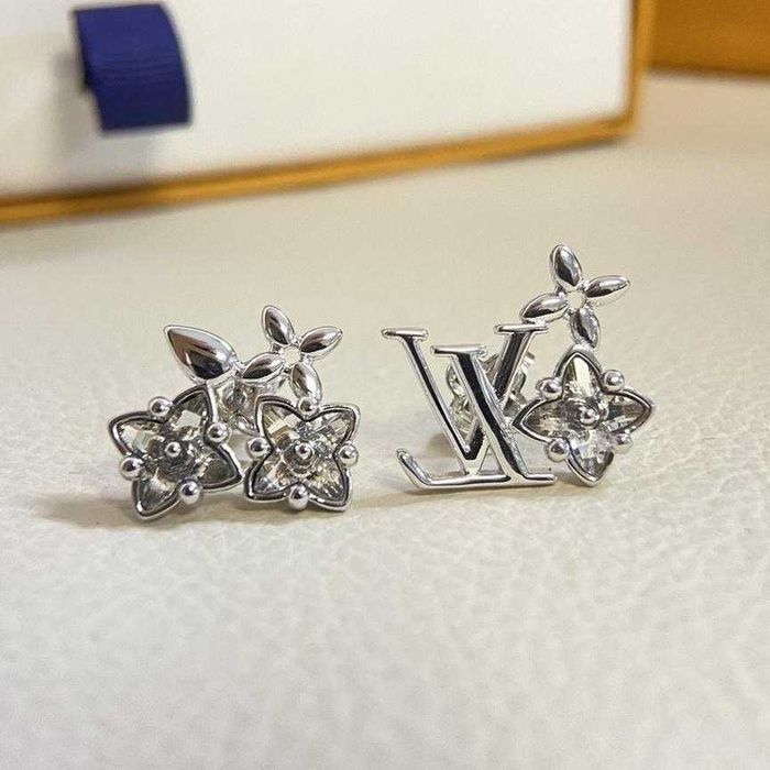 Kolczyki Louis Vuitton z platyny i diamentów w kształcie liter