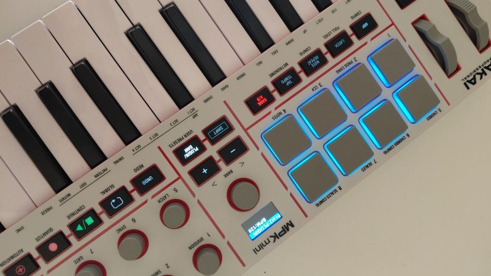 Teclado controlador Midi Akai MPK Mini iv