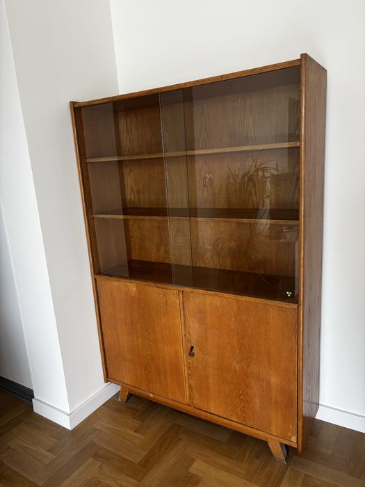 Drewniana witryna z przesuwanymi szybami PRL Vintage w bardzo dobrym