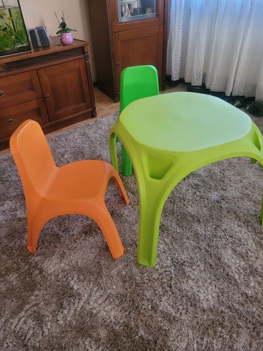 Детский чтол и стулья