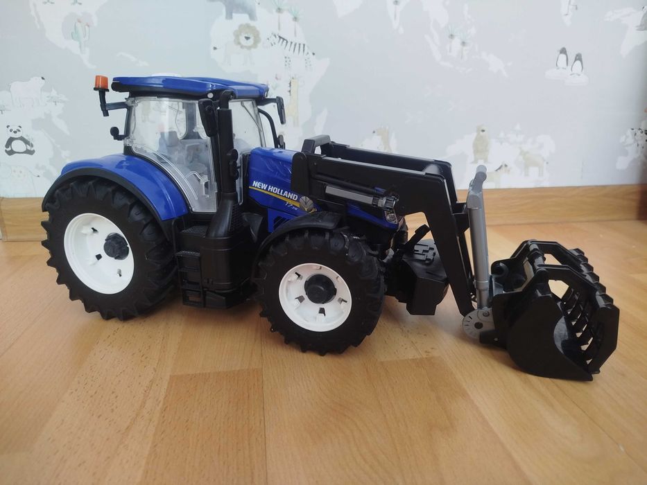 Трактор Bruder New Holland