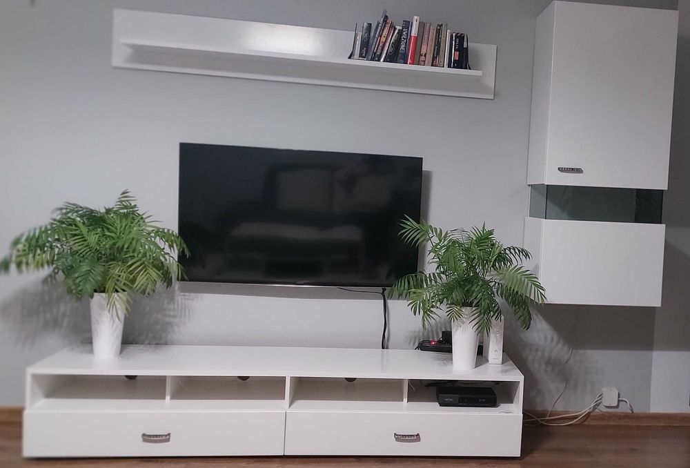 Meblościanka kol. biały połysk podświetlana