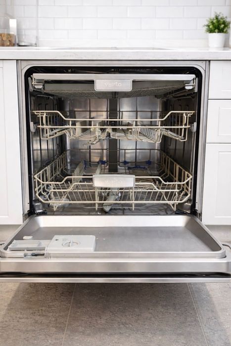 Продам вбудовану посудомийну машину