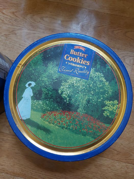 Жестянная коробка .