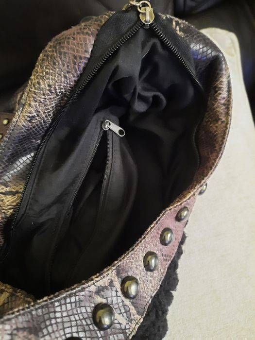 Bolsa em malha, com aplicações metálicas