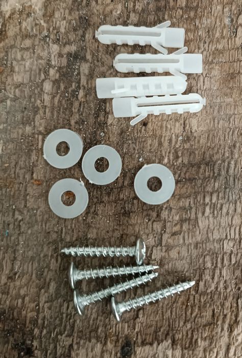 zestaw wkrętów razem z kołkami plus podkładki gumowe