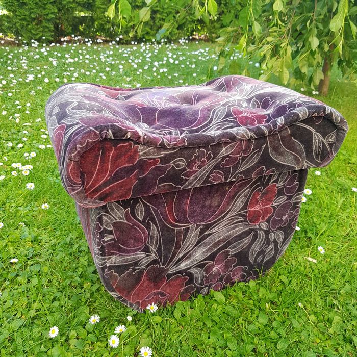 2 pufy tapicerowan z pojemnikiem