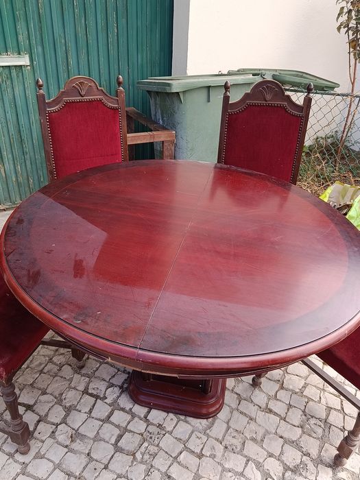 Mesa de abrir e cadeiras