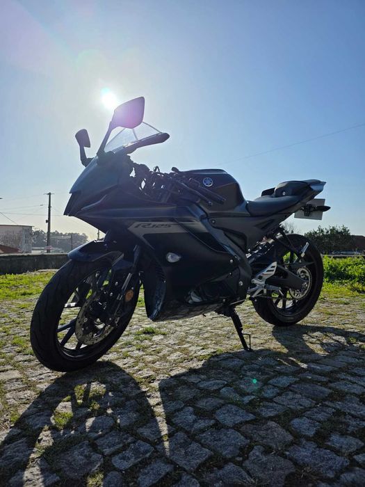 Yamaha R125 de 2025 – 1.365 km – Akrapovic Completa – Como Nova