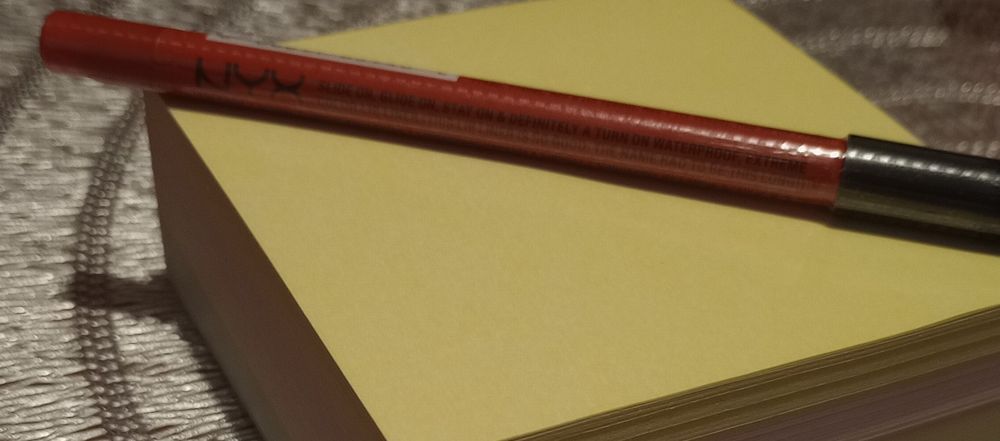 Konturówka do ust NYX kolor czerwony