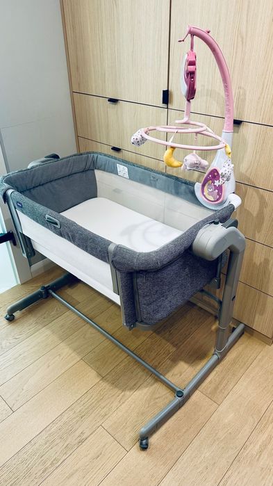 łóżeczko dostawne Chicco Next2Me Magic Evo – Dark Grey + GRATIS karuzela Chicco