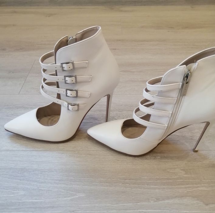 Туфлі білі на підборах