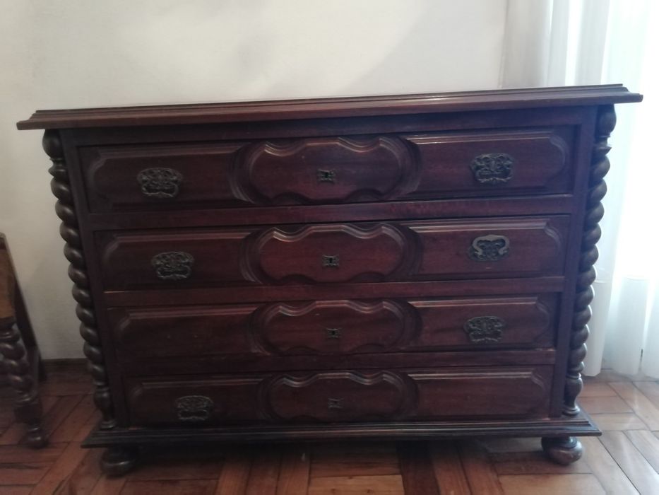 Mobilia de quarto (camas, mesinhas de cabeceiras, guarda fato, cómoda)