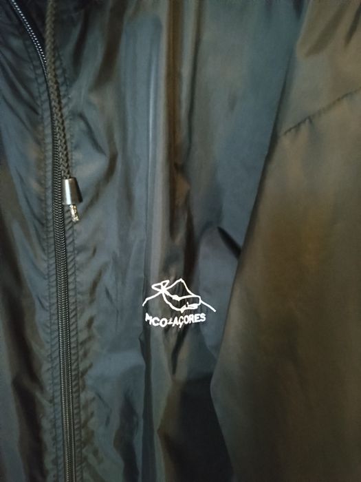 Casaco corta vento/ chuva