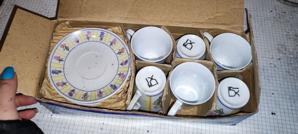 Conjunto de chávenas e pratos