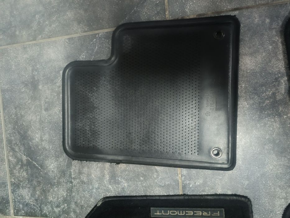 Tapetes em tecido e borracha originais para o Fiat Frremont
