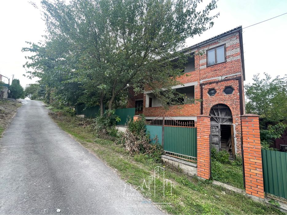 Продам просторий будинок