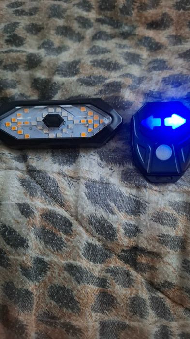 Задній стоп-сигнал із звуковими показчиками повороту.