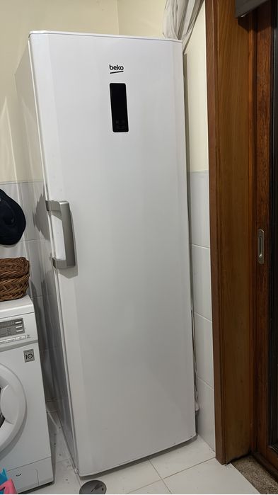 Congelador vertical Beko FN131420