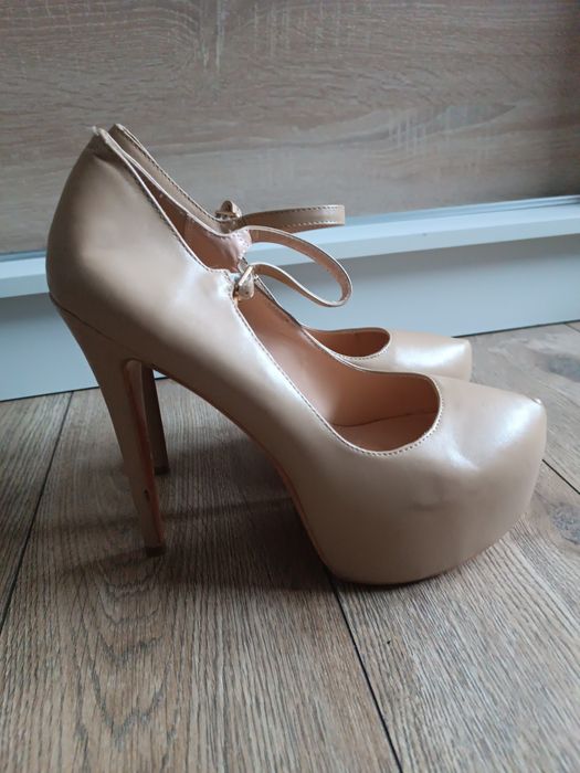 Kremowe szpilki z paskiem