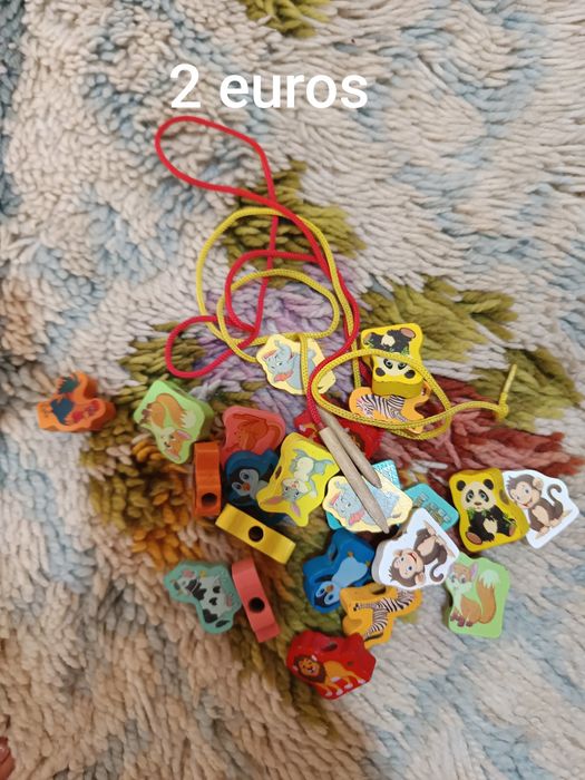 Quebra-cabeças e livros para crianças