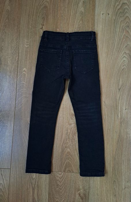 Черные джинсы и рубашка с длинным рукавом для мальчика