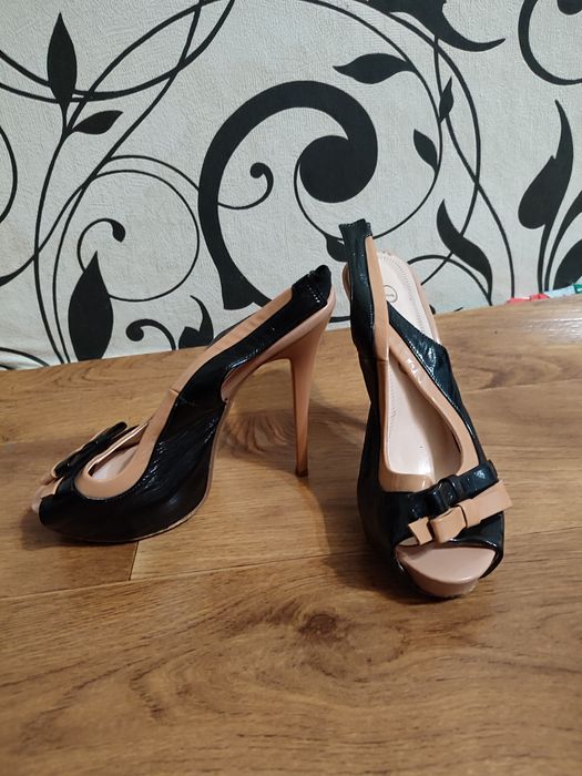 Шкіряні босоніжки на високих підборах