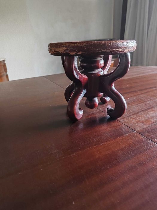 Peanha em madeira maciça para vaso ou figura decorativa.