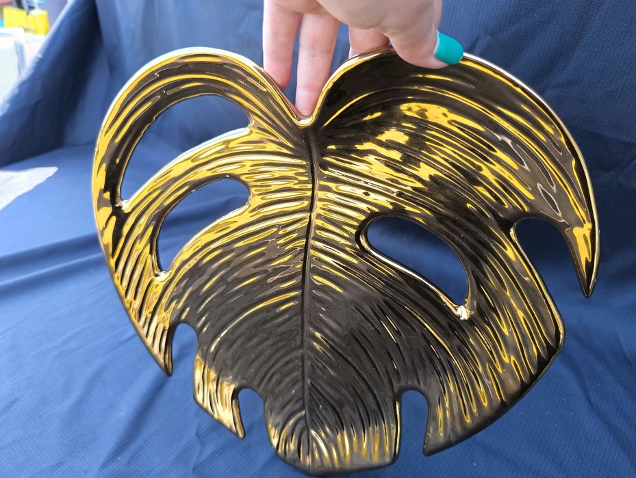Złota patera w kształcie liścia