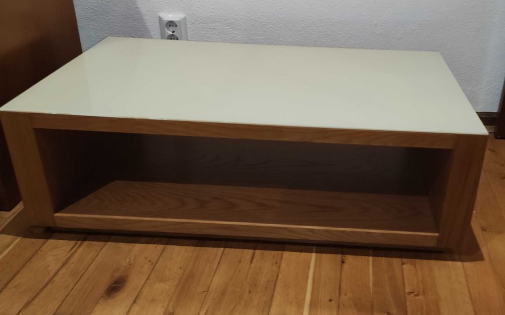 Mesa de centro com tampo de vidro
