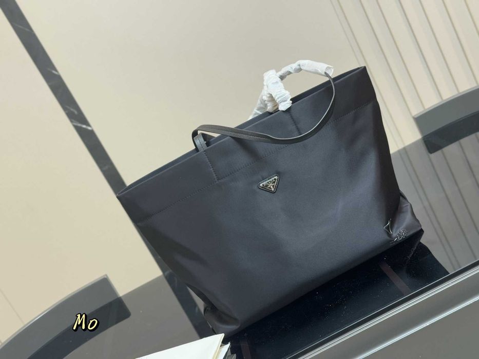 Prada Torba Nylonowa – ponadczasowy design i funkcjonalność/L