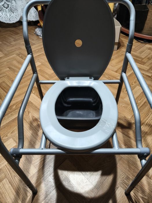 Стілець-туалет для літніх людей та інвалідів (регульований)