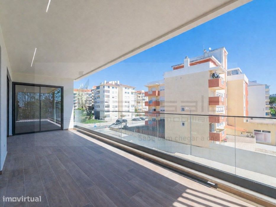 T2 com Terraço e Box em Condomínio de Luxo com Piscina, Ginásio e S...