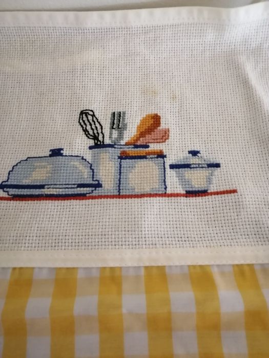 Conjunto de avental e 2 pegas bordado em ponto de cruz