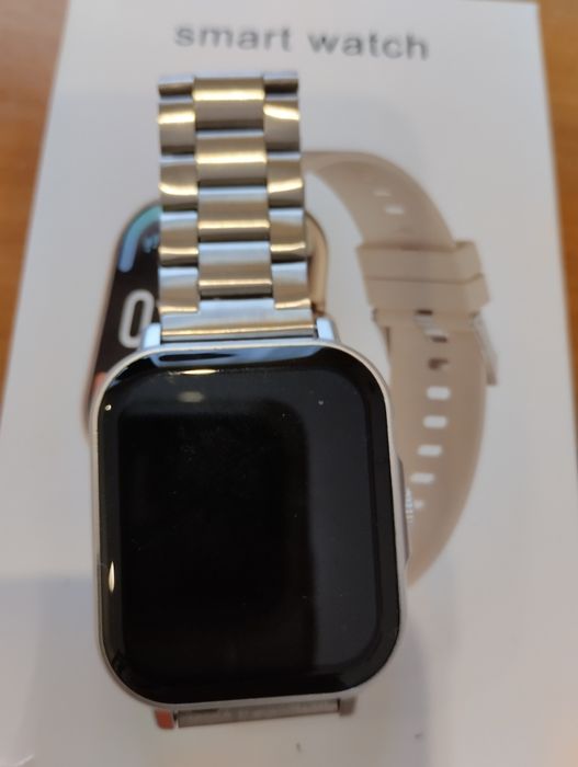 Smartwatch relógio com bracelete metálica.