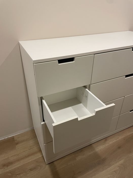 Móvel branco grande com gavetas
