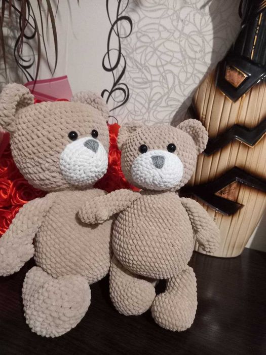 М'яка іграшка ведмедик з плюшевої пряжі, ручної роботи.