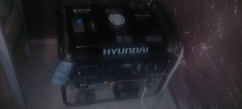 Бензиновий генератор Hyundai HHY5000FE
Бензиновый генератор